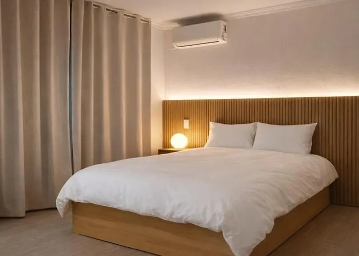 Airport Rail Dmc House Hongdae & Easy Access#501 Seoel